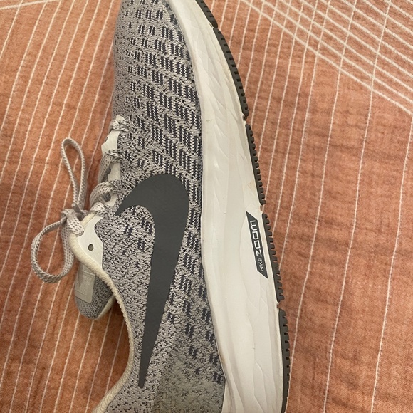 Women’s Nike Tennis Shoes Size 7 - Picture 9 of 12